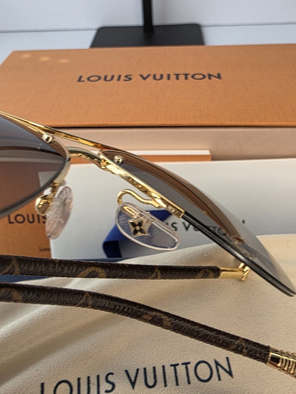 Louis Vuitton Monogram Petite Viola Pilote Aviator Sunglasses - Picture 2 of 16